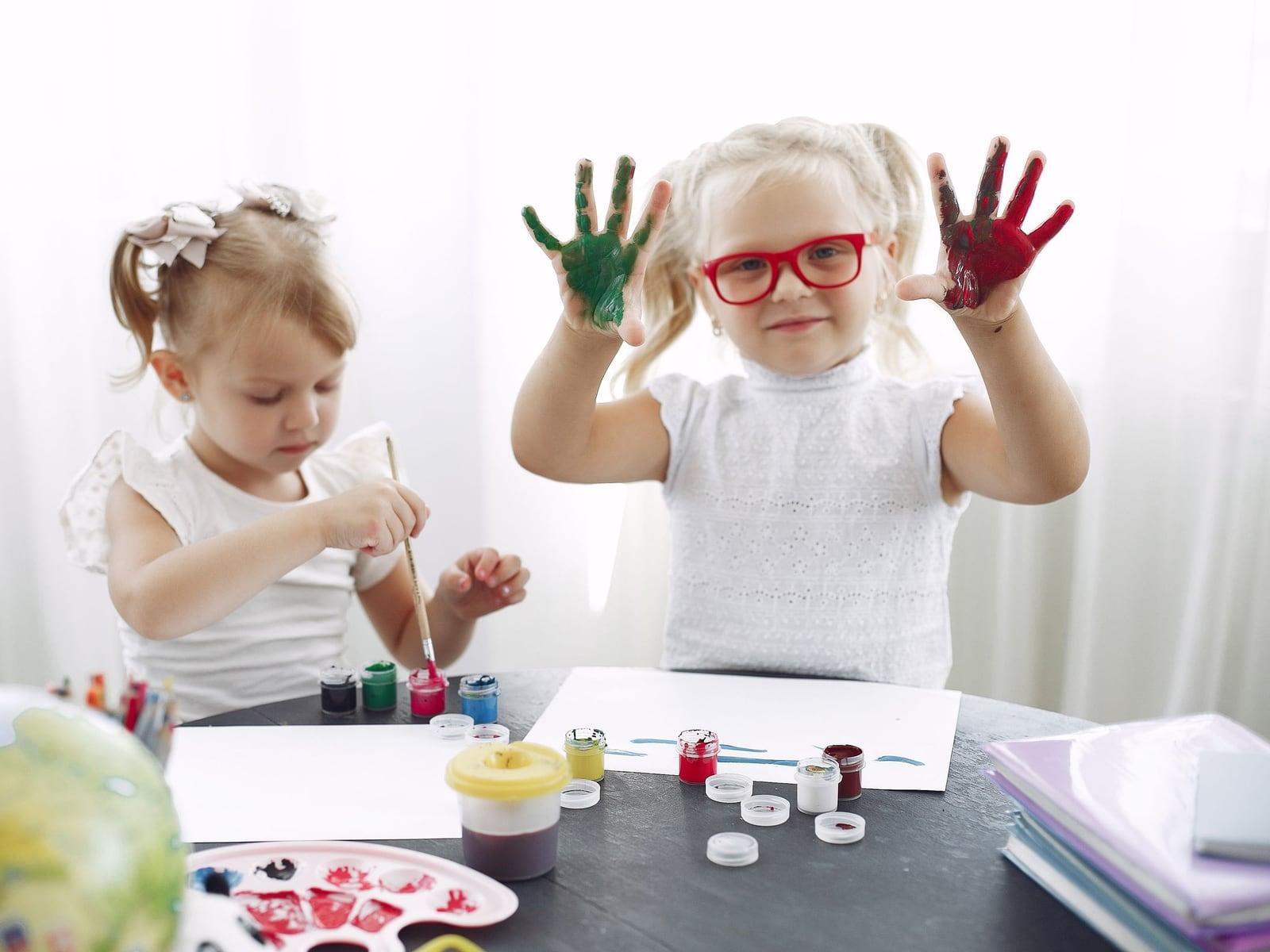 Niños del nivel Aventureros desarrollando una actividad creativa
